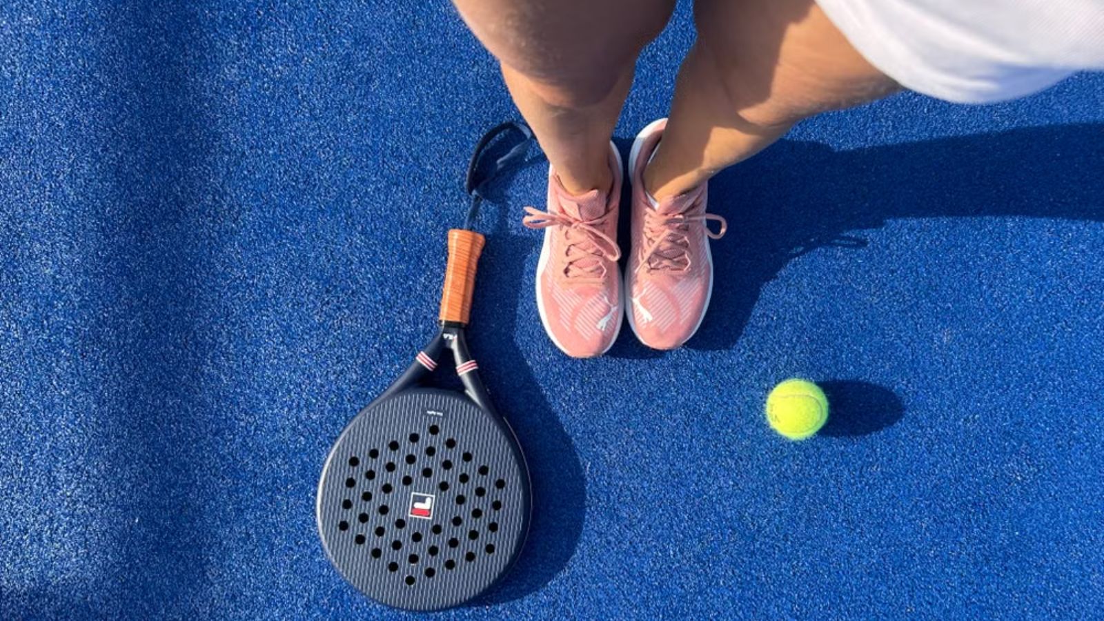 Padelschuhe mit Fischgräten-Sohle auf einem Sand-Kunstrasen-Court