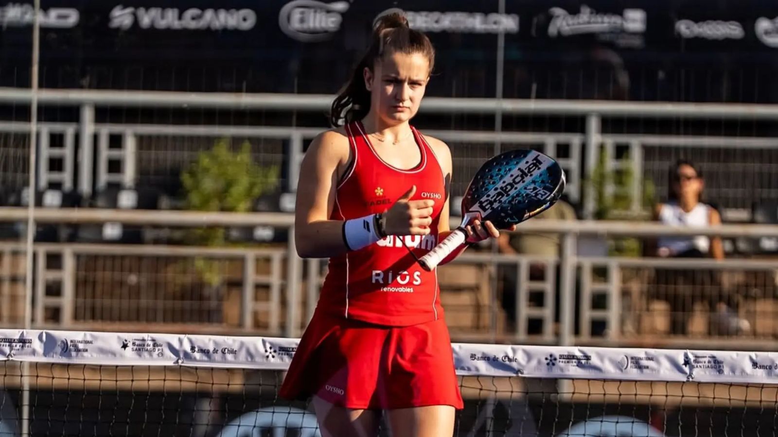 Junge Padelspielerin jubelt nach einem Sieg, Symbolbild für Martina Calvo
