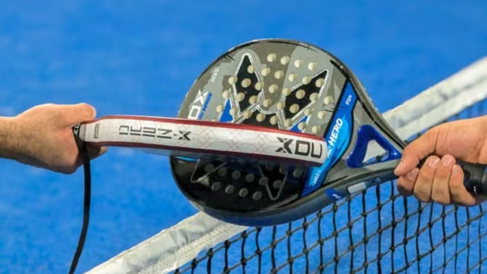 Zwei Padelschläger auf einem Court, Symbolbild für Paarungswechsel