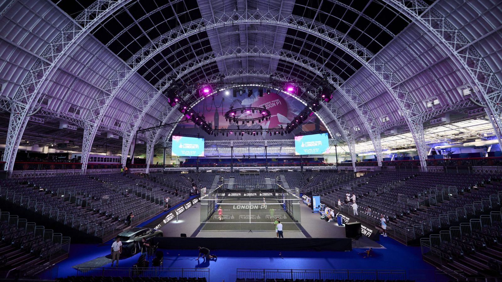 Padel-Center Court beim Premier-Padel-Turnier London mit voller Zuschauertribüne